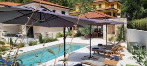 Bazén v ubytovaní Villa Suzana with Heated Pool and outdoor billiards alebo v jeho blízkosti