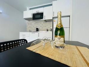 eine Flasche Champagner auf einem Tisch mit Brille in der Unterkunft Tenerife Mareverde House in Adeje