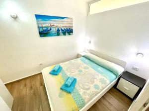 Kleines Zimmer mit einem Bett und blauen Hausschuhen. in der Unterkunft Tenerife Mareverde House in Adeje + 56 Fotos