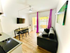 ein Wohnzimmer mit Sofa und Tisch in der Unterkunft Tenerife Mareverde House in Adeje