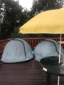 Fotografia z galérie ubytovania Camping Zakopane Willa Skoczek oferta nie dotyczy noclegu w pokoju ,w namiocie ręczniki woda mineralna , kołdra poduszki lub śpiwory v Zakopanom