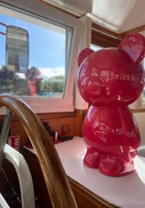 un contenedor rojo sentado en la parte superior de un mostrador en Péniche Design 115m2 Port Privé Vue Seine à 15min de Paris, en Asnières-sur-Seine