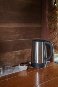 uma cafeteira em cima de um balcão de madeira em Serene Escape in Pai em Ban Wiang Nua mais 22 fotografias