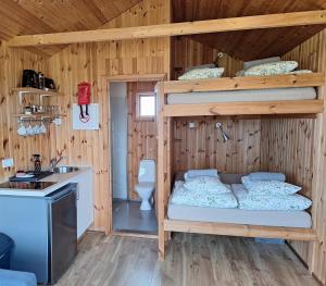 Voodi või voodid majutusasutuse Lambhus Glacier View Cabins toas
