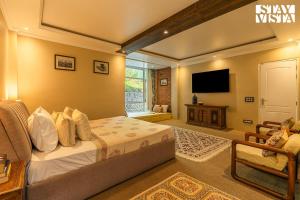 Μια τηλεόραση ή/και κέντρο ψυχαγωγίας στο StayVista at Aaram Gah with Lawn, Bonfire, BBQ