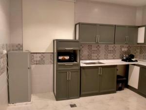 Köök või kööginurk majutusasutuses شقق هوليداي بلس مشرفه - Holiday Plus Mishrifah Apartments