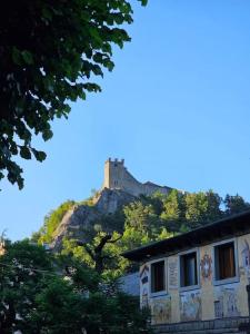 a castle on top of a hill with a house at Incantevole appartamento in Sestola