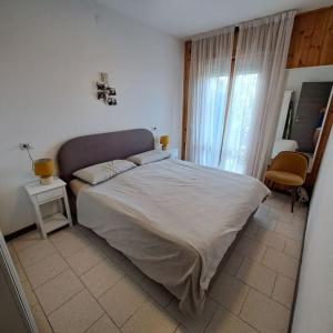 a bedroom with a large bed in a room at Incantevole appartamento in Sestola