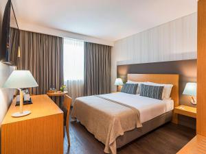 Ein Bett oder Betten in einem Zimmer der Unterkunft Mercure Lisboa Almada