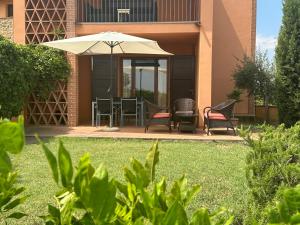 A garden outside Appartement - Le corti di Orciatico