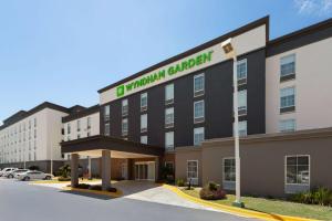 Una representación de un edificio con garaje para biblioteca. en Wyndham Garden Monterrey Aeropuerto, en Monterrey