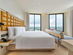 Hilton Garden Inn Rayong客房内的一张或多张床位