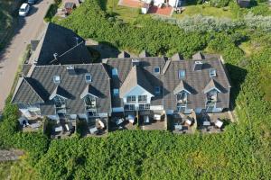 赫尔努姆ApartHotel Seepferdchen的屋顶房屋的空中景观