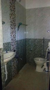 een badkamer met een wastafel en een toilet bij Nhanji House in Arambol +16 foto's