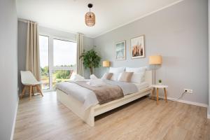 Postel nebo postele na pokoji v ubytování Idyllische Ferienwohnung am Schaalsee - Natur und Erholung pur