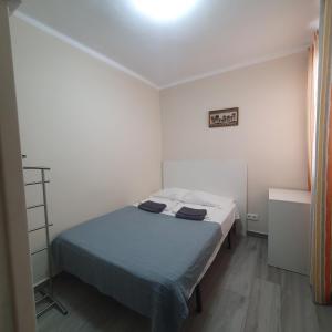 ein Schlafzimmer mit einem Bett in einem weißen Raum in der Unterkunft Apartamento luminoso y acogedor con vista al mar in Cullera
