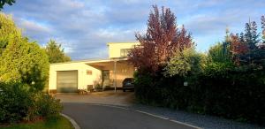 奥洛穆茨PARADY HOUSE的一栋前面有车道的房子