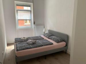 - un lit avec deux animaux farcis dans une chambre dans l'établissement Gemütliche Altbauwohnung in Stuttgart Ostendplatz, à Stuttgart