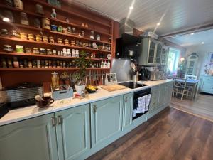 Lounge nebo bar v ubytování Wake up to a beautiful view and smell of the sea