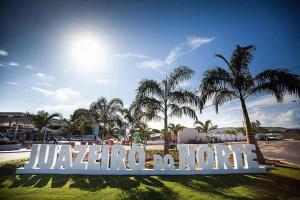 a sign that says welcome to naissancelords with palm trees at Casa 186 in Juazeiro do Norte