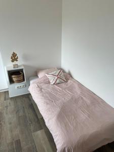 a bed in a white room with a bed sidx sidx sidx at Les Quartiers d'Urbain in Nollevaux