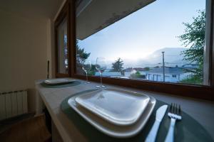 アルベールヴィルにあるStudio Conflans by ExplorHome - Albertvilleの窓のあるテーブルの上にシンクとグラス2つ