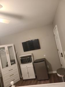 Η κουζίνα ή μικρή κουζίνα στο Staycation Oasis +3 φωτογραφίες