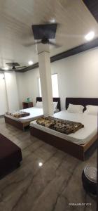 Postel nebo postele na pokoji v ubytování Hotel nandmani