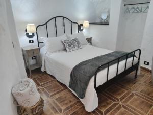 een slaapkamer met een bed met een zwart-witte sprei bij Casa Cueva Ca Maruca in Gáldar +31 foto's