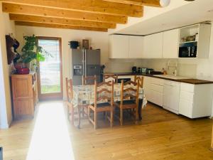 Kuchyň nebo kuchyňský kout v ubytování Villa nichée dans un écrin de verdure + 16 fotografií