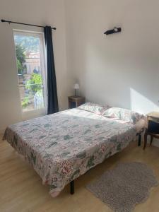 Postel nebo postele na pokoji v ubytování Villa nichée dans un écrin de verdure