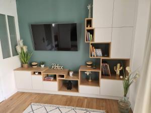 TV a/nebo společenská místnost v ubytování Frontignan petit maison coquette 50 m2 à 100 m de la plage