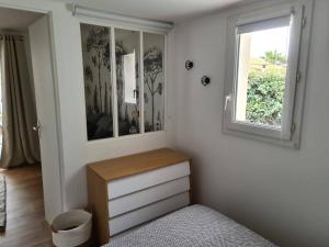 Postel nebo postele na pokoji v ubytování Frontignan petit maison coquette 50 m2 à 100 m de la plage