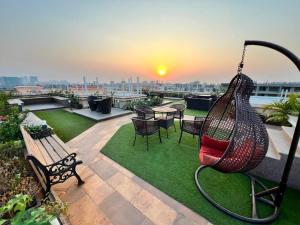 un patio con un'amaca, un tavolo e delle sedie di 3BHK Apartment Santacruz Mumbai, 104 a Mumbai