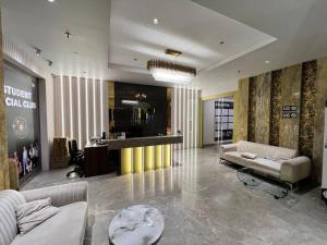 una hall con divani e un tavolo in un edificio di 3BHK Apartment Santacruz Mumbai, 104 a Mumbai