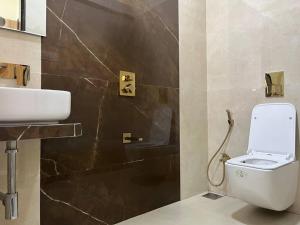 Bagno di 3BHK Apartment Santacruz Mumbai, 104