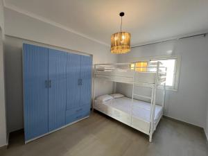 ein Schlafzimmer mit Etagenbett und Kronleuchter in der Unterkunft Elite North coast Seaview resort in El-Alamein + 15 Fotos