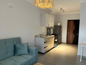 ein Wohnzimmer mit Couch und Küche in der Unterkunft Elite North coast Seaview resort in El-Alamein