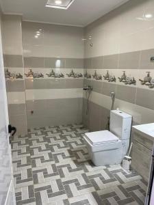 ウジダにあるMehdi Loc 2のタイルフロアのバスルーム(トイレ付)