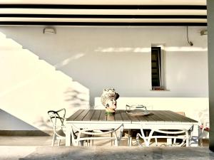 a dining room with a table and chairs at Elsa Holiday Home in Fontane Bianche