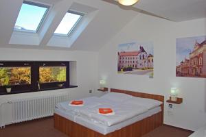 Postel nebo postele na pokoji v ubytování Hotel Pod Radnicí