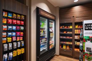 Supermarket nebo jiné obchody v  hotelu nebo okolí