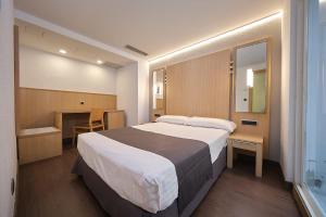 Posteľ alebo postele v izbe v ubytovaní Hotel Faro Salazón