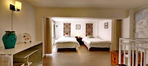 เตียงในห้องที่ Kangding Guozhuang Nan Wu Hao Boutique Inn