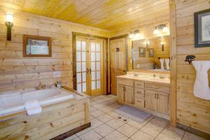 セバービルにあるMountain Views-Hottub-Parking-WiFi-Parking-BBQの木製バスルーム(バスタブ、シンク付) +38枚の写真