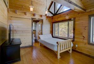セバービルにあるMountain Views-Hottub-Parking-WiFi-Parking-BBQの丸太小屋のベッドのある寝室