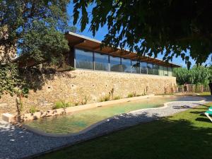 A garden outside Hotel Molí de l'Escala