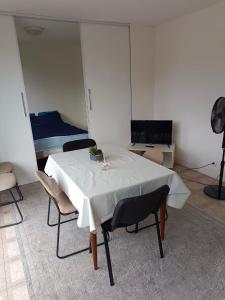 ein Zimmer mit einem Tisch und Stühlen und einem Bett in der Unterkunft Maison Charmante et Jardin Privé à Gagny - Proche Paris in Gagny