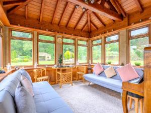 Poplar Farm House - Book Your Spring Summer Events Pass The Keys的休息区