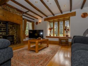 Poplar Farm House - Book Your Spring Summer Events Pass The Keys的电视和/或娱乐中心